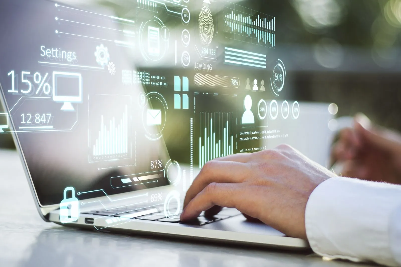 Equipo creativo trabajando en una oficina